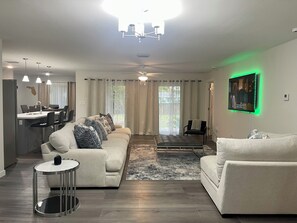 Smart TV - Beautiful & Spacious 3 Bedroom Miami Home – Perfect for Families & Groups. (Miami)