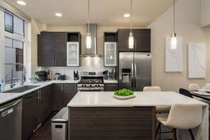 ثلاجة، ميكروويف، فرن، موقد طهي مسطح