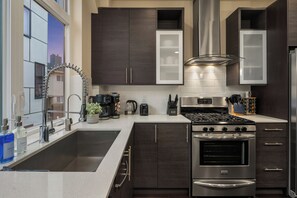 ثلاجة، ميكروويف، فرن، موقد طهي مسطح