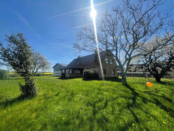 Property grounds - Renovated country home 50 m from the sea (Bandholm)