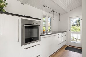 Jääkaappi, uuni, liesi, astianpesukone