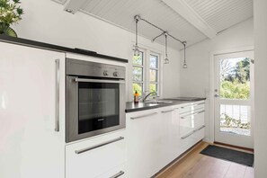 Kylskåp, ugn, spishäll och diskmaskin