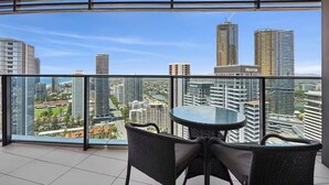 Parveke, josta avautuu näkymä kaupunkiin, ja josta näkyy korkeita rakennuksia sekä Marriott-hotelli.