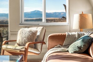 Smart-TV, Kamin, Musikbibliothek, Stereoanlage