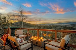 Property grounds - Sunset View A Frame: Privacy, Hot Tub, Pet Friendly, Mid-Mod Vibes (Jefferson)