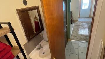 Serviettes fournies, savon, papier toilette