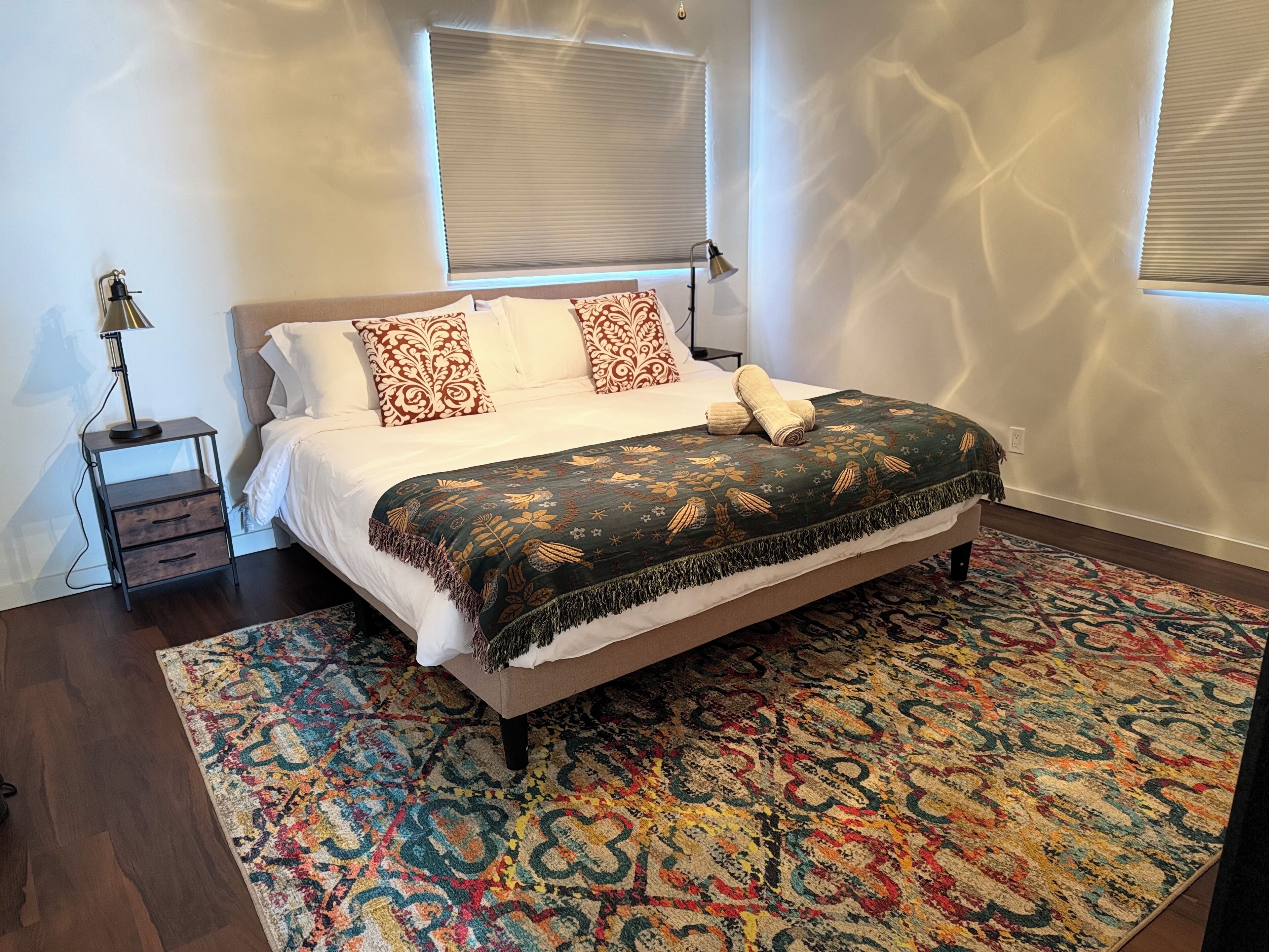 Tabla de planchar con plancha, wifi y ropa de cama 