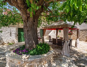 House | Garden - Villa With Pool Near Lake Vrana (Benkovac)