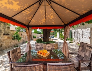 House | Dining - Villa With Pool Near Lake Vrana (Benkovac)