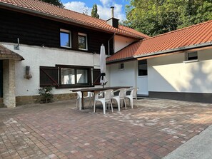 House | Balcony - Holiday Home in Ruisseau de Vaux (Villers-le-Bouillet)