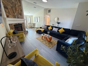 Living area - Vibrant modern boutique/w stunning lap pool (Sarasota)