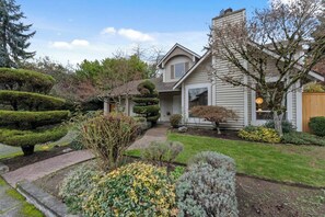 Exterior - Chic 3BR Home | Foosball • Great Location@Bellevue (Bellevue)