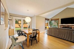 TV - Chic 3BR Home | Foosball • Great Location@Bellevue (Bellevue)