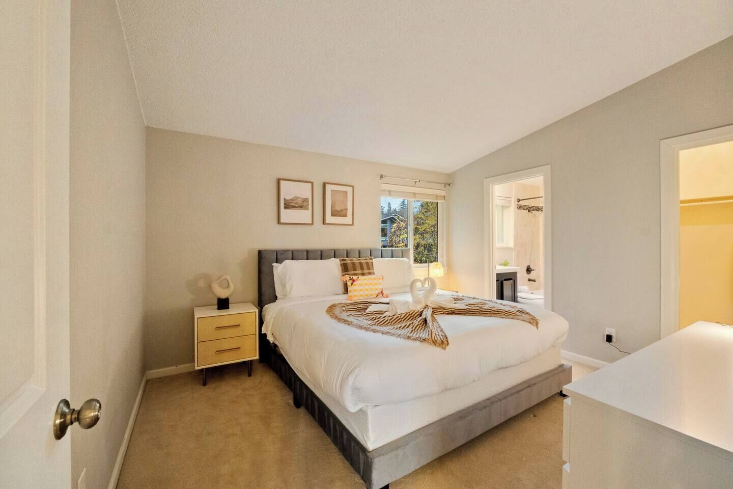 Desk, iron/ironing board, WiFi, bed sheets