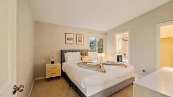 Desk, iron/ironing board, WiFi, bed sheets