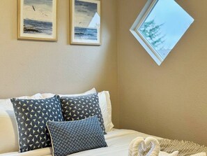 Desk, iron/ironing board, WiFi, bed sheets