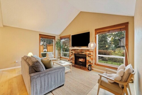 Chic 3BR Home | Foosball • Great Location@Bellevue