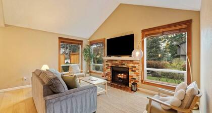Chic 3BR Home | Foosball • Great Location@Bellevue