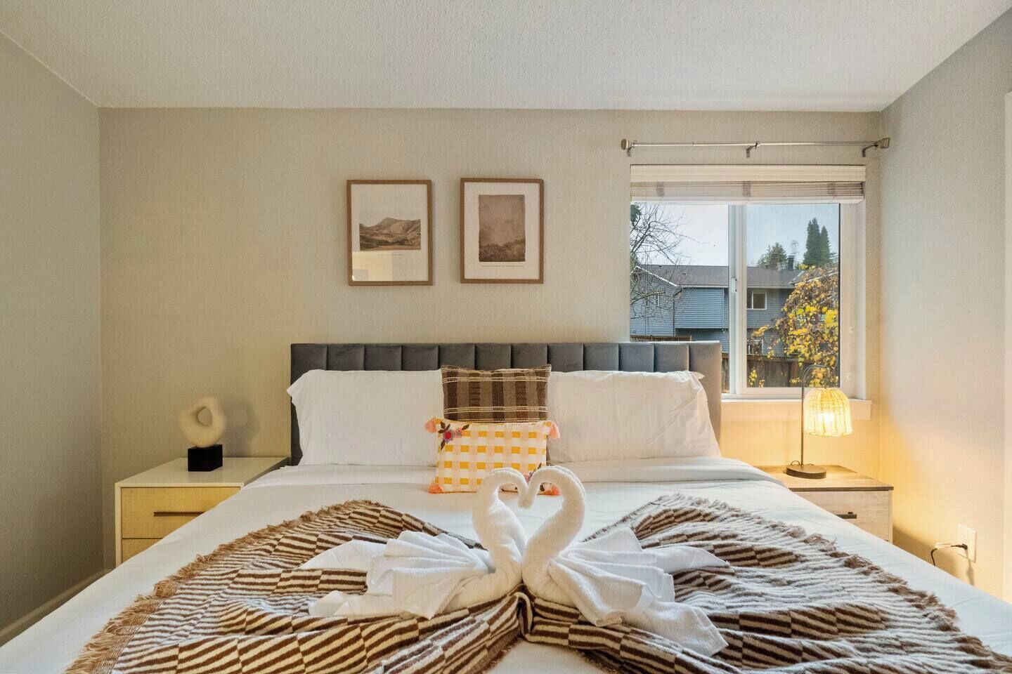 Desk, iron/ironing board, WiFi, bed sheets