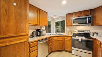 冰箱、微波炉、烤箱、炉灶