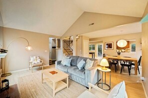 TV - Chic 3BR Home | Foosball • Great Location@Bellevue (Bellevue)