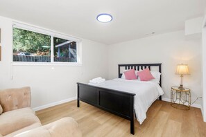 Iron/ironing board, WiFi, bed sheets - Cozy 3B1B Lower Unit with Waterfront Views (Auburn)