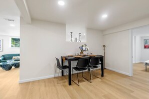 Dining - Cozy 3B1B Lower Unit with Waterfront Views (Auburn)