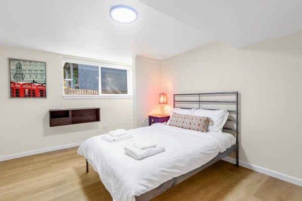 Iron/ironing board, WiFi, bed sheets - Cozy 3B1B Lower Unit with Waterfront Views (Auburn)