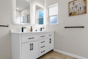 Hair dryer - Cozy 3B1B Lower Unit with Waterfront Views (Auburn)