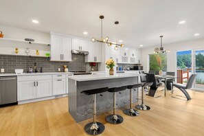 Fridge, microwave, oven, stovetop - Spacious 3B2B Upper unit breathtaking lake views (Auburn)