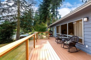Outdoor dining - Spacious 3B2B Upper unit breathtaking lake views (Auburn)