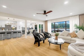 TV, fireplace - Spacious 3B2B Upper unit breathtaking lake views (Auburn)