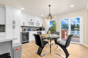 Dining - Spacious 3B2B Upper unit breathtaking lake views (Auburn)