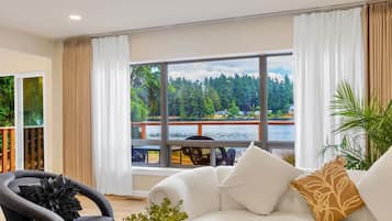 Una televisión, una chimenea