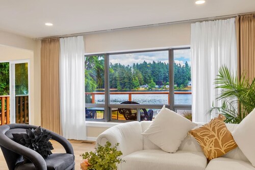 Spacious 3B2B Upper unit breathtaking lake views