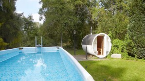 Une piscine dotée d’une structure cylindrique attenante.