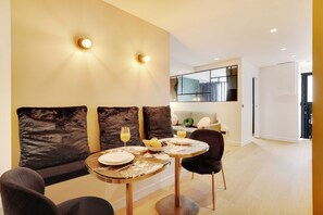 Apartment | Dining - Serene Apartment for 6p Near the Marais (Paris)