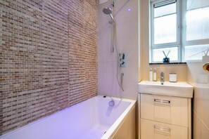 Hair dryer, towels, soap, toilet paper - Westfield Luxe Stay 3BR | White City | Up to 7 /AC (London)