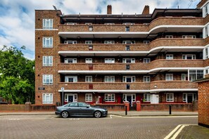Exterior - Westfield Luxe Stay 3BR | White City | Up to 7 /AC (London)