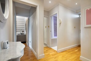 Interior - Westfield Luxe Stay 3BR | White City | Up to 7 /AC (London)