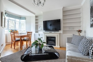 TV, fireplace - Westfield Luxe Stay 3BR | White City | Up to 7 /AC (London)