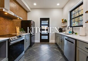 Micro-ondes, four, plaque de cuisson, lave-vaisselle