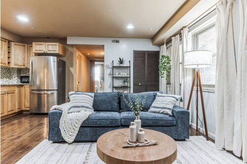 Center City - Spacious 2 Bedroom - Walk Everywhere