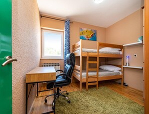 5 Schlafzimmer, Bügeleisen/Bügelbrett