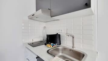 Appartement | Privékeuken | Een koelkast, een microgolfoven, een kookplaat