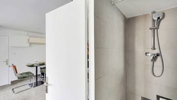 Appartement | Badkamer | Een haardroger, handdoeken, shampoo