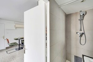 Appartement | Badkamer | Een haardroger, handdoeken, shampoo