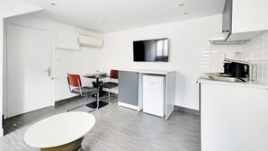 Casa | Cucina privata | Macchina per tè/caffè, frigorifero, microonde, piano cottura