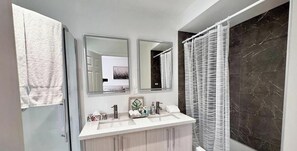 Shower, hair dryer, towels, soap - Bentley Commons Luxury 4 Bedroom Townhome in the Fallsview Tourist District (Niagara Falls)