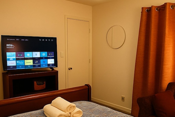 Skrivebord, strykejern/-brett, wi-fi (inkludert) og sengetøy